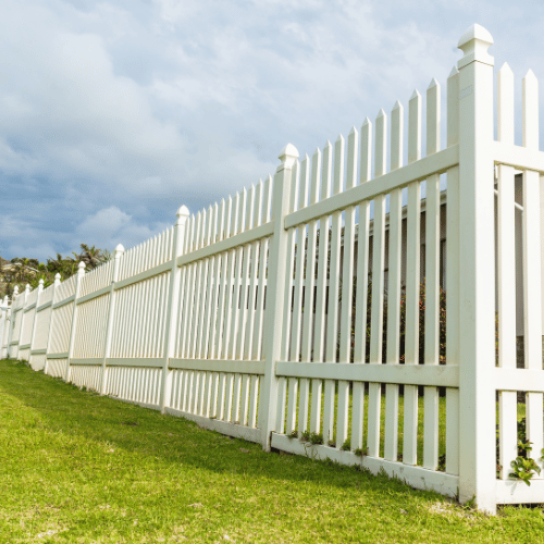 En délimitant élégamment l'espace du terrain, la clôture ajourée en PVC apporte une touche de style à l'extérieur de la maison. Que vous préfériez les clôtures à lames pour un look classique ou les motifs découpés pour une esthétique originale, vous avez l'embarras du choix.